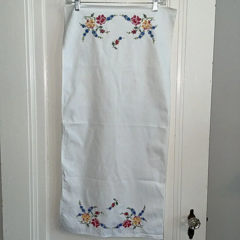 Vintage‎ white cotton table runner with floral embroidery